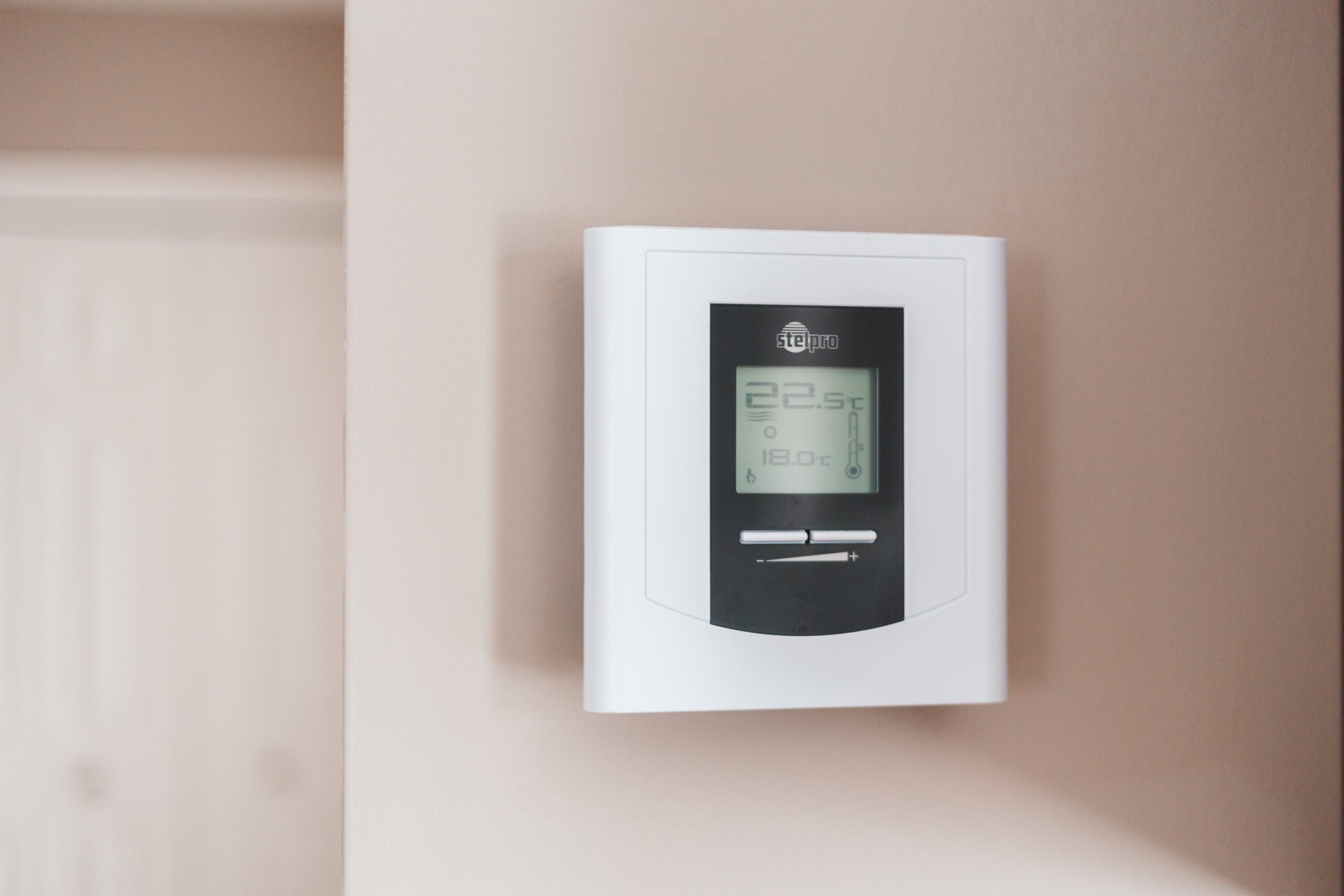 Thermostat an der Wand in einem Smarthome